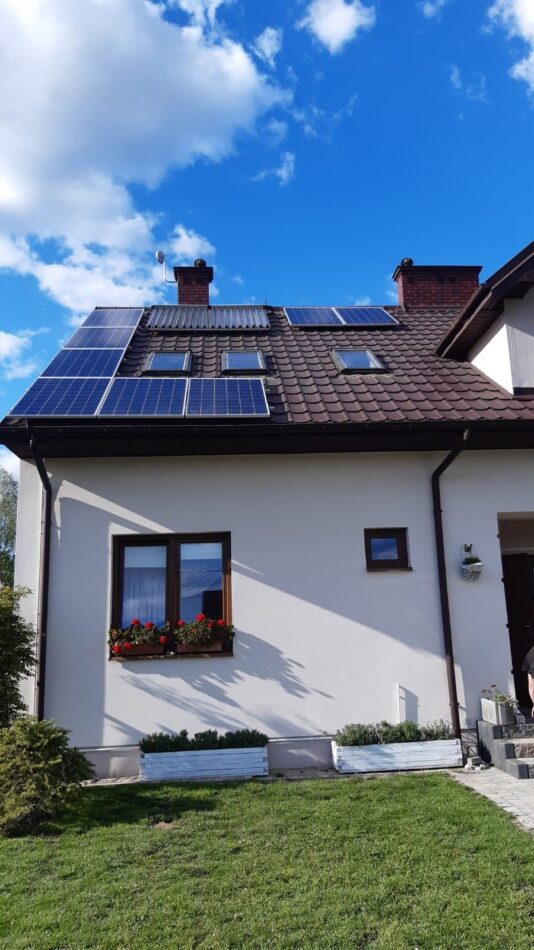 Dach budynku z fotowoltaiką EkoEnergia Polska - Kielce