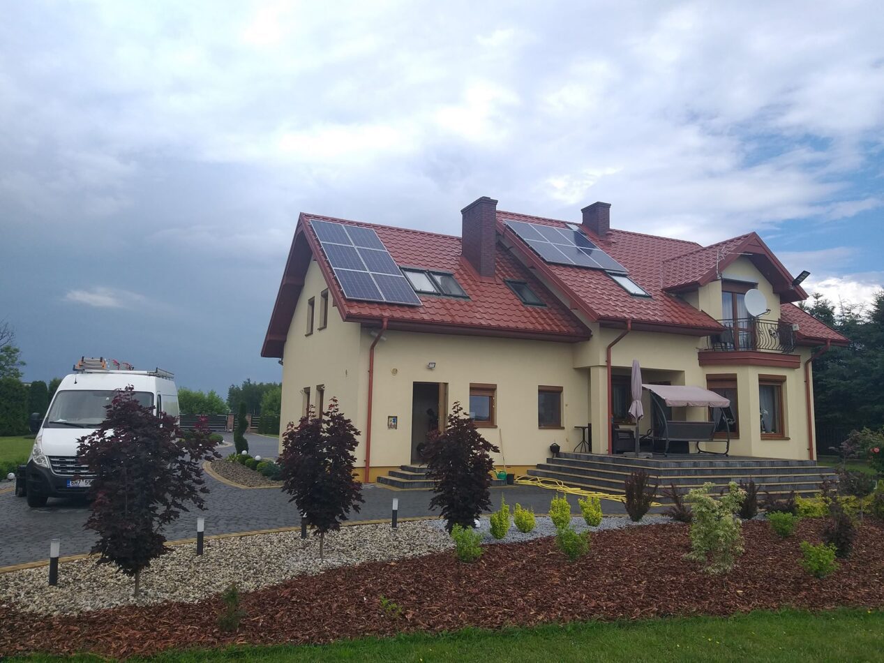 Dach budynku z fotowoltaiką EkoEnergia Polska - Kielce