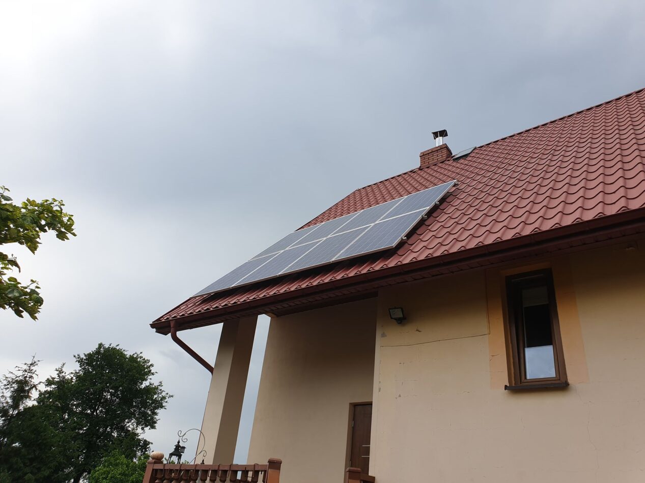 Dach budynku z fotowoltaiką EkoEnergia Polska - Kielce
