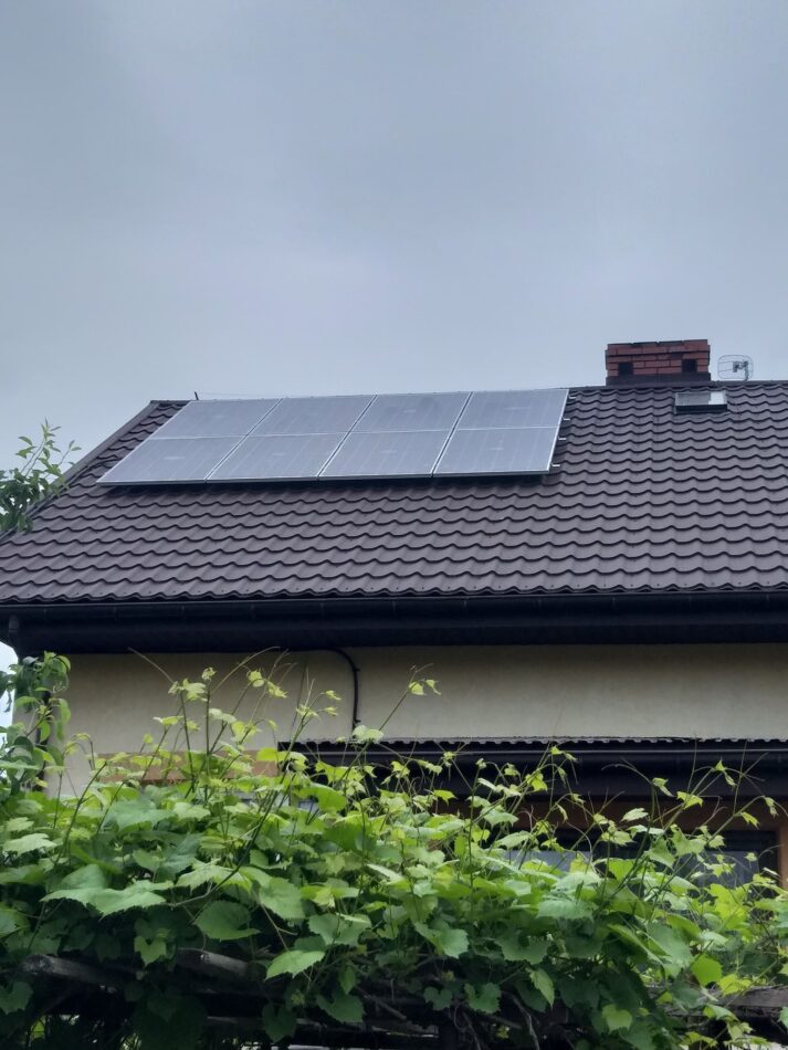 Dach budynku z fotowoltaiką EkoEnergia Polska - Kielce