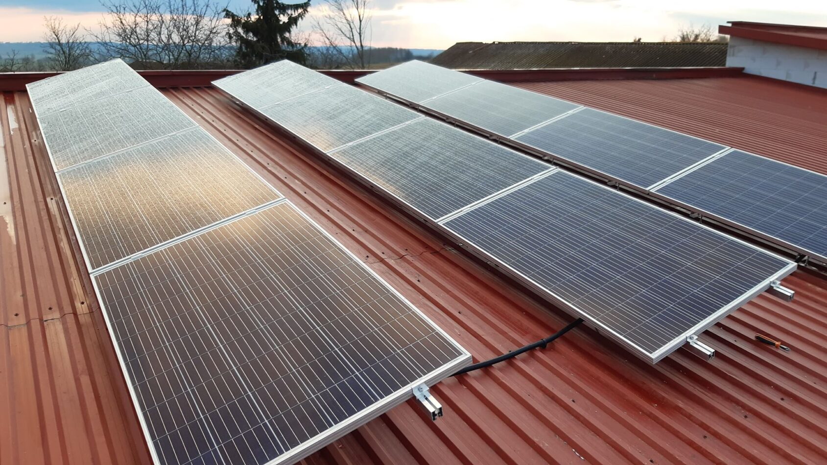 Dach budynku z fotowoltaiką EkoEnergia Polska - Kielce