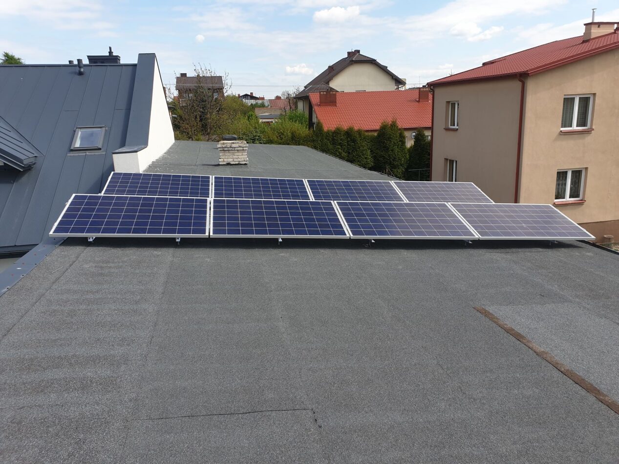 Dach budynku z fotowoltaiką EkoEnergia Polska - Kielce
