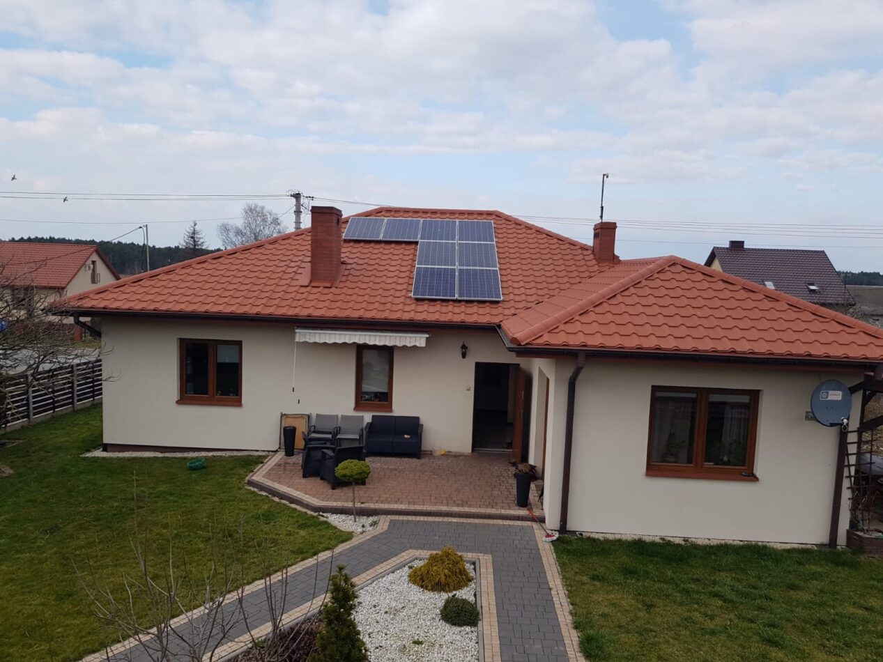 Dach budynku z fotowoltaiką EkoEnergia Polska - Kielce