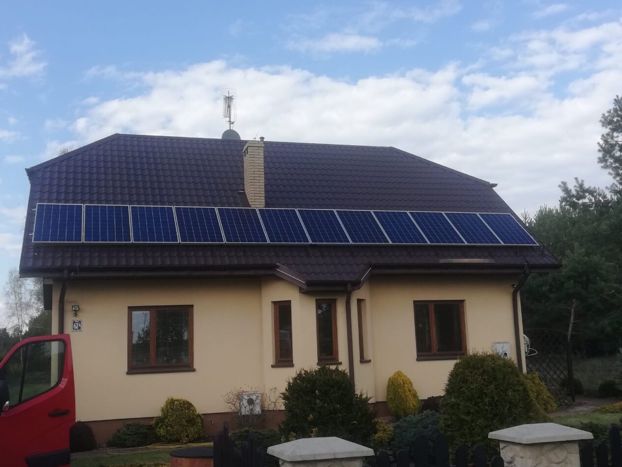 Dach budynku z fotowoltaiką EkoEnergia Polska - Kielce