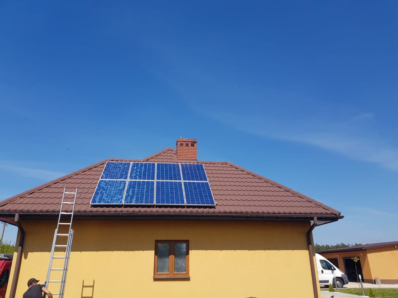 Dach budynku z fotowoltaiką EkoEnergia Polska - Kielce