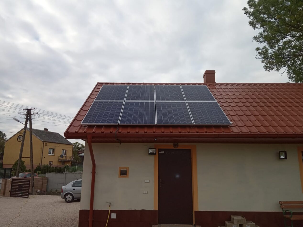 Dach budynku z fotowoltaiką EkoEnergia Polska - Kielce